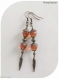 Boucles d'oreilles perles de verre oranges et breloques plumes . crochets couleur cuivre