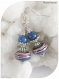 Boucles d'oreilles perles de verre bleues , roses et noires . crochets argentés.