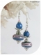 Boucles d'oreilles perles de verre bleues , roses et noires . crochets argentés.