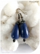 Boucles d'oreilles perles céramique gouttes bleues . crochets métal bronze.