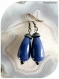 Boucles d'oreilles perles céramique gouttes bleues . crochets métal bronze.