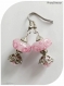 Boucles d'oreilles perles de verre roses . crochets argentés.