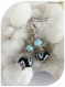 Boucles d'oreilles perles de verre noires motifs fleurs bleues et roses . crochets argentés.