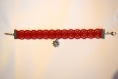 Bracelet dentelle rouge avec médaillon fleur
