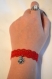 Bracelet dentelle rouge avec médaillon fleur
