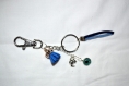 Porte clé bleu avec un mini pompon