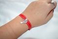 Bracelet ruban rouge médaillon oiseau