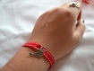 Bracelet ruban rouge médaillon oiseau
