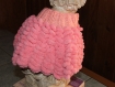 Cape ou chauffe épaules  en laine pompons couleur saumon pour bébé 3 à 6 mois 