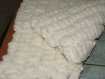 Couverture reversible très gros  pompons  -  ecru - 100% polyester - fait main 