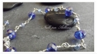 Un bracelet wire wrap bleu