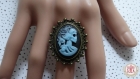 Bague cabochon résine lady skull bleue sur plateau réglable baroque bronze