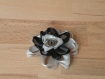 Br 008 broche fleurs noires et grises