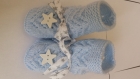 Chaussons bebe bleu et boutons etoiles blanc