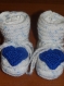 Chaussons bebe blanc et bleu decore de coeurs crochet