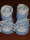 Chaussons bebe blanc et bleu agremente de boutons en  forme de bonhomme de neige