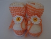 Chaussons bebe blanc et orange avec fleurs marguerite crocheter.