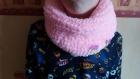 Snood /tour de cou rose  tricote en laine decore de boutons papillons assorties