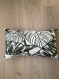 Décoration intérieure, housse de coussin  30x50 cm portefeuille motifs plantes tropicales tissu demi natté fond blanc, feuilles vert kaki