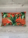 Coussin rectangle 30x50 cm, tissu coton épais imprimé de grands ananas très colorés pour donner une touche chaude à votre intérieur