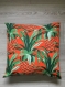 Coussin carré 50x50 cm, tissu coton épais imprimé de grands ananas très colorés pour donner une touche chaude à votre intérieur