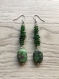 Boucles d'oreilles pierre plate rubyzoisite, chips pierre dyoxide vert montées sur clou métal argent, fermeture par crochets. bonne fête maman