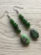 Boucles d'oreilles pierre plate rubyzoisite, chips pierre dyoxide vert montées sur clou métal argent, fermeture par crochets. bonne fête maman