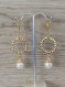 Boucles d'oreilles pendantes perle blanche et or 