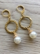 Boucles d'oreilles pendantes perle blanche et or 