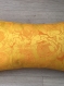 Housse de coussin jaune jacquard motifs roses 30x50 cm