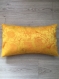 Housse de coussin jaune jacquard motifs roses 30x50 cm