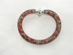 Bracelet tube résille et perles de rocailles oranges