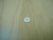 Quatre boutons en pate de verre blanche en creux   10-111