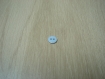 Cinq petit boutons plastique bleu pale    19-119