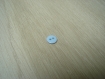 Cinq petit boutons plastique bleu pale    19-119