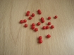 Lot de 12 perles à plastique rouge   25-61