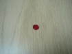 Cinq boutons plastique rouge rond creux reflêt nacré   6-43   +1