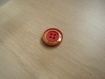 Cinq boutons rouge avec contour doré   12-31   +1