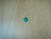 Cinq boutons plastique vert rond creux reflêt nacré   3-47  +2
