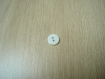 Cinq boutons plastique blanc rond creux reflêt nacré   8-81   +4