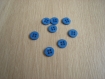Lot de huit boutons en plastique bleu moyen   13-51