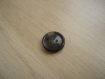 Cinq boutons noir marbré gris translucide   12-33   +4