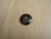 Cinq boutons noir marbré gris translucide   12-33   +4