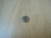 Cinqs boutons plastique plat rond gris clair   14-47   