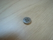 Cinqs boutons plastique plat rond gris clair   14-47   