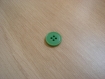 Quatre boutons plastique vert avec rebord  3-73