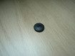 Quatre boutons plastique mat noir forme ronde   26-87