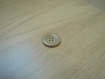 Cinqs boutons plastique beige forme ronde   1-26