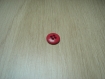 Trois boutons plastique rouge avec rebord   6-40