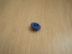 Trois boutons à queu bleu avec motif facette pyramide   19-54
